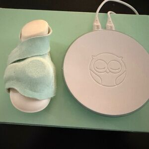 ORIGINAL OWLET Mint Green Baby Sock and White Charging Pad